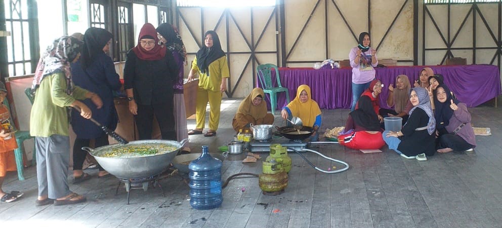 Ibu-ibu PKK Desa Pulau Telo melaksanakan kegiatan pembuatan bubur asyura.