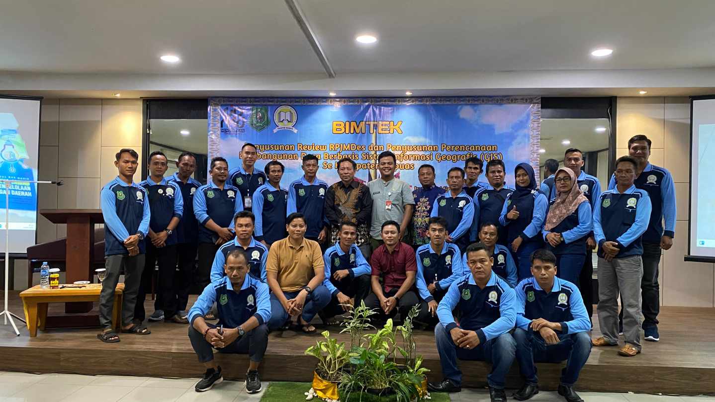 Foto Bersama Sekaligus Penutupan Bimtek Penyusunan Review RPJMDes  Dan Penyusunan Perencanaan Pembangunan Desa Berbasis Sistem informasi Geografis (GIS)  se Kabupaten Kapuas