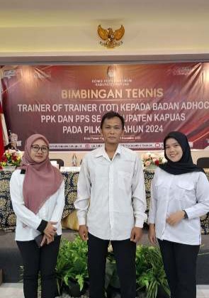 Bimtek Trainer of Trainer (ToT) kepada Badan Adhoc PPK dan PPS se-Kabupaten Kapuas di Hotel Fovere, Kapuas