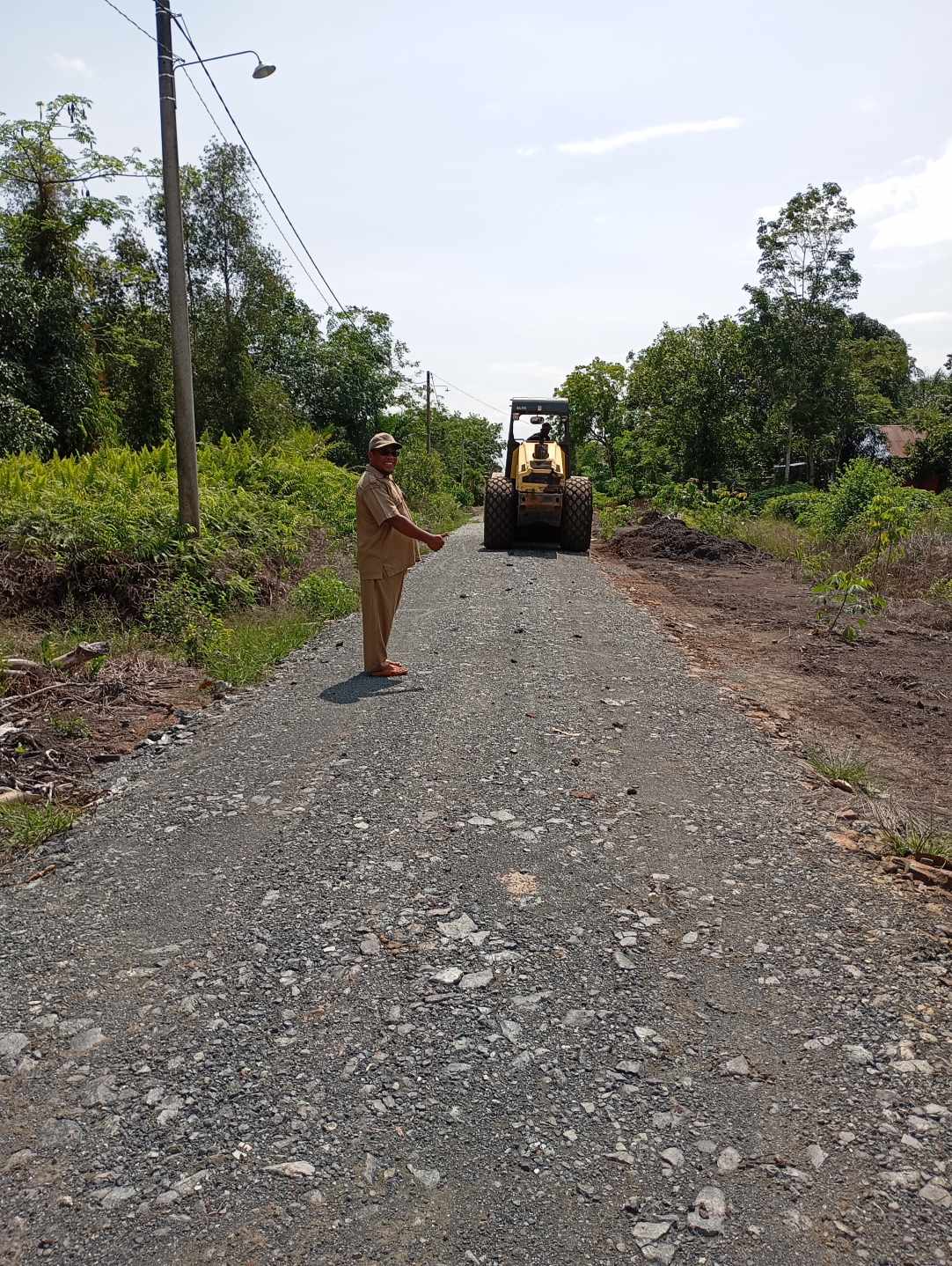 Pemadatan Jalan Lingkungan di Desa Lamunti Baru